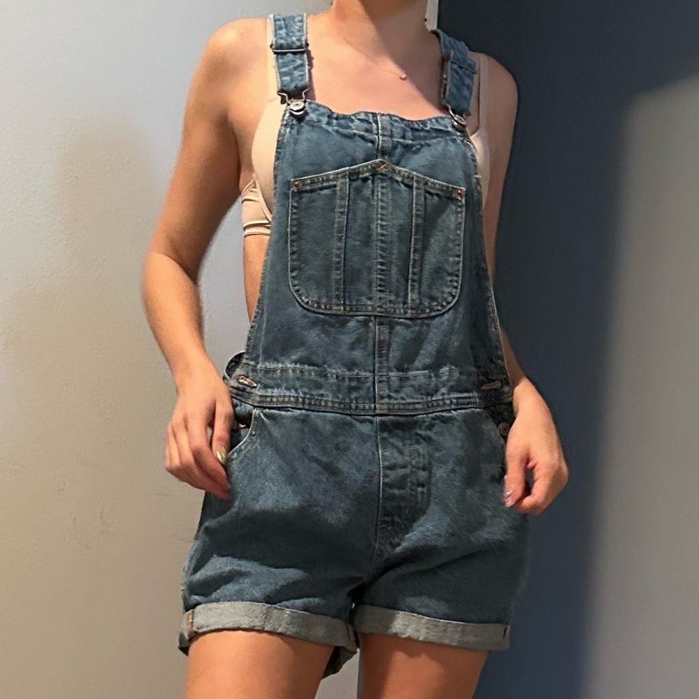 Purchased: Nordstrom Model Avg. Size 2 (small) Height of model: 5’4 weight: 110